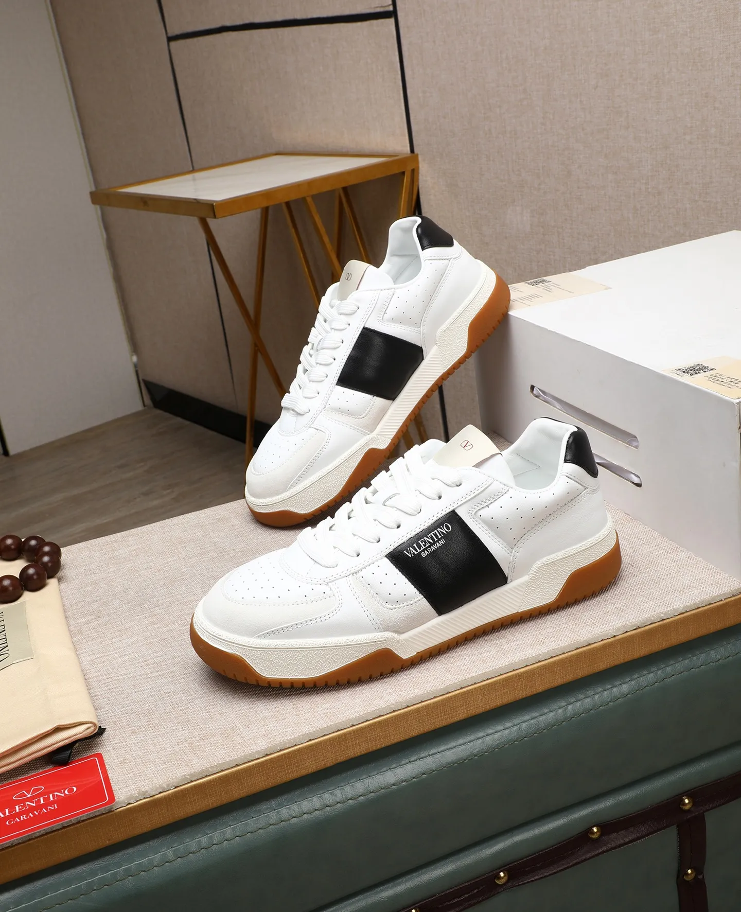 Men's shoes 💰740 [Valentino] Couple model, size: ▪️Size: Women's model 35-40 Men's model 39-44 (45 customized) Valentino Valentino Couple model Joie de Jouer series Velcro Thick sole Bread shoes Couple model Casual sneakers White shoes Original purchase and development Production Joie de Jouer series The style is simple but not out of style. The pure white base is paired with fresh green and soft beige, and the unique Velcro design highlights your personality. Every detail tells fashion and quality. Wear it, take a confident step, and start the trend journey. Delivered in exquisite packaging🛍📦 ▪️Material: Original custom imported first-layer cowhide ▪️Inner lining: Original custom made soft sheepskin lining ▪️Outsole: Original open-molded non-slip TPU material ▪️Sole thickness: 3.5CM